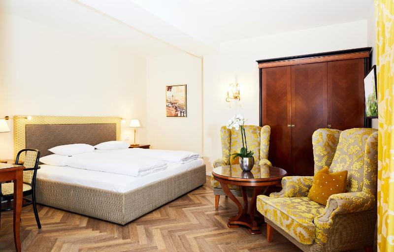 Deluxe Double Room Courtyard View image 2