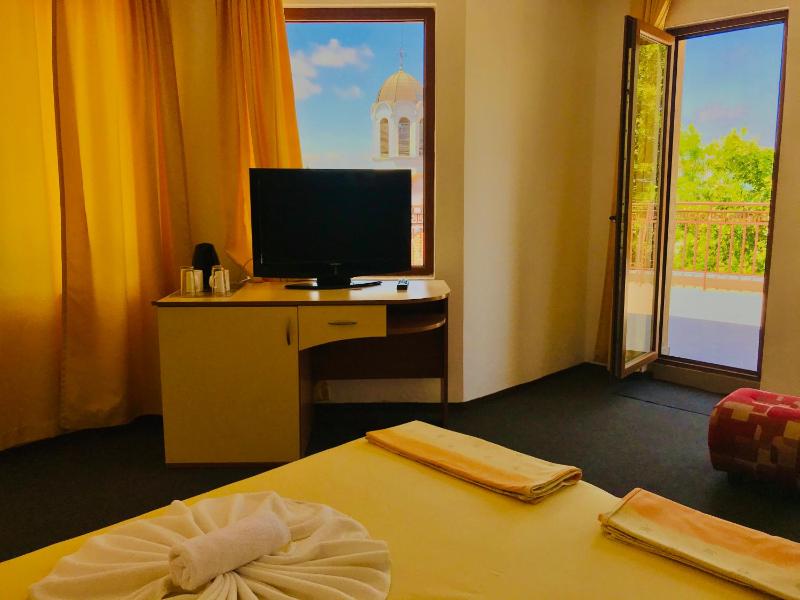 Deluxe Double Room with Balcony and Sea View image 2