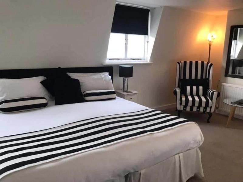 Double or Twin Room with Sea View image 4