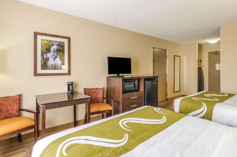 Queen Room with Two Queen Beds - Non-Smoking image 3