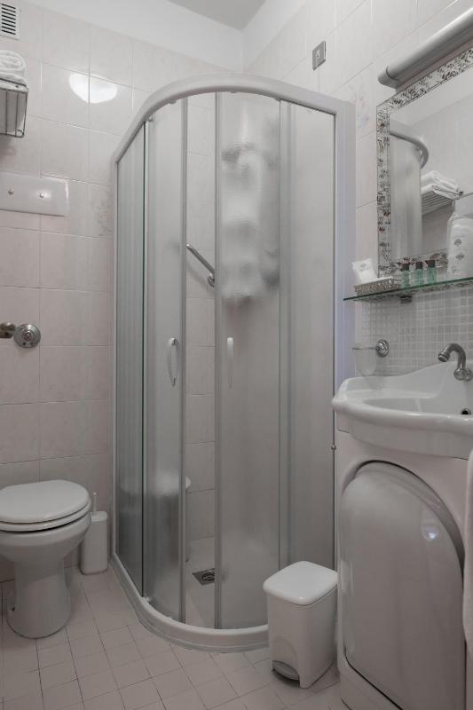 Classic Double or Twin Room with Lateral Sea View image 4