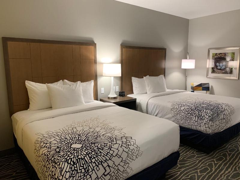 Queen Room with Two Queen Beds - Non-Smoking image 3