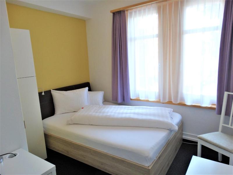 Single Room with Shared Bathroom image 1
