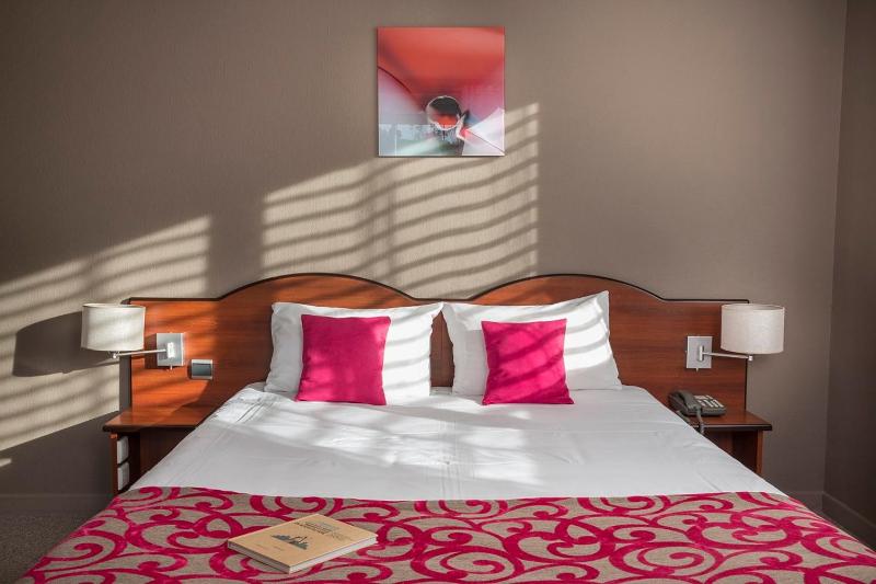  Comfort room with balcony image 1