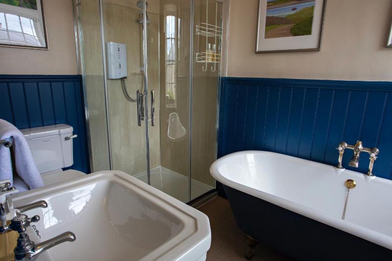 Large Double Room image 3