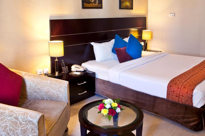 Standard King Room image 3