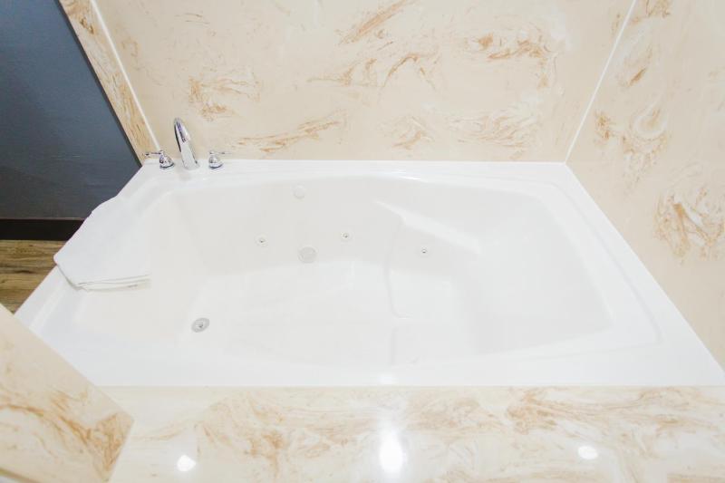King Room with Spa Bath - Non-Smoking image 2