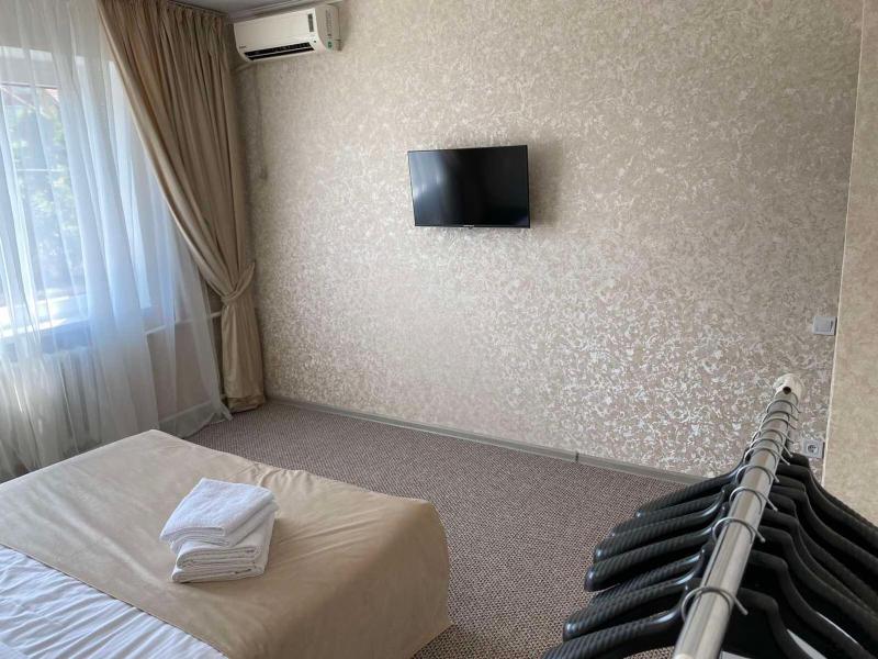 Large Double Room image 3