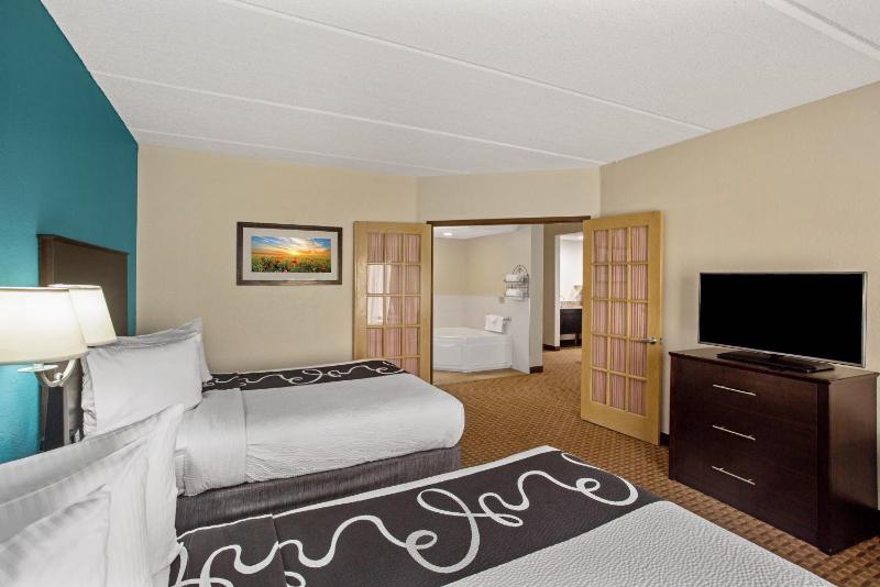 Comfort Inn & Suites Sarasota I75 - image 2