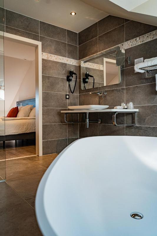 Standard Double or Twin Room image 4
