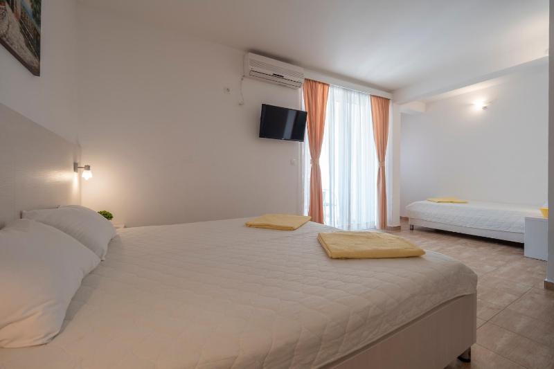 Triple Room with Balcony image 4