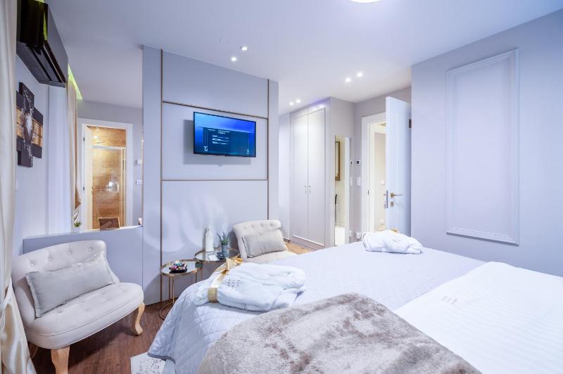 Deluxe Double Room with Bath image 4