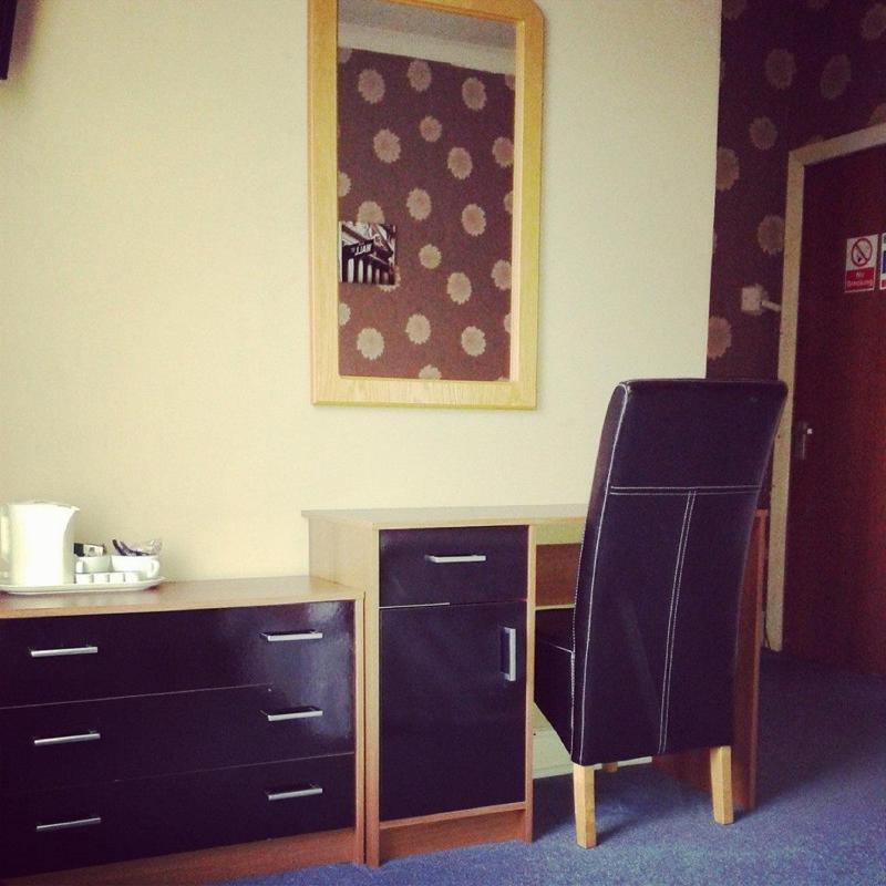 Family Room (3 Adults) image 2