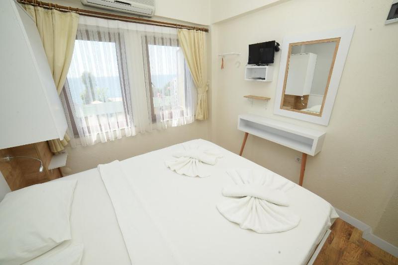 Double or Twin Room with Sea View image 3