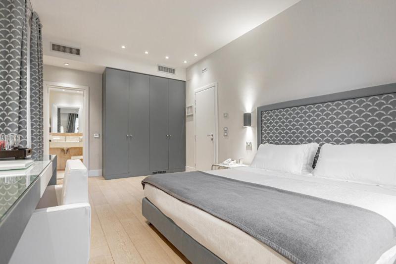 Deluxe Triple Room image 3