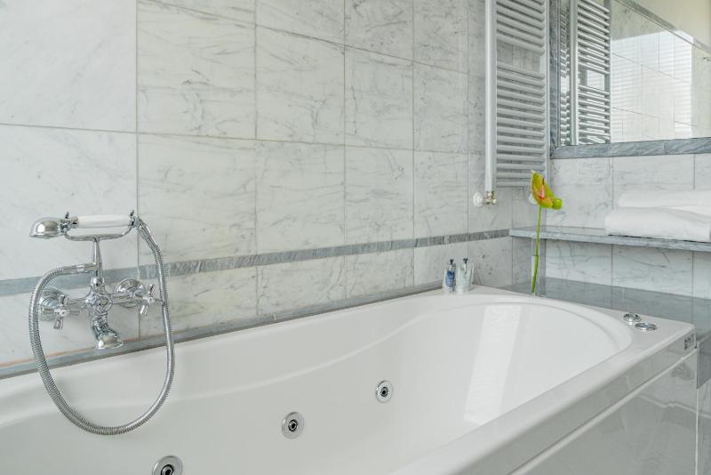 Deluxe Triple Room image 4