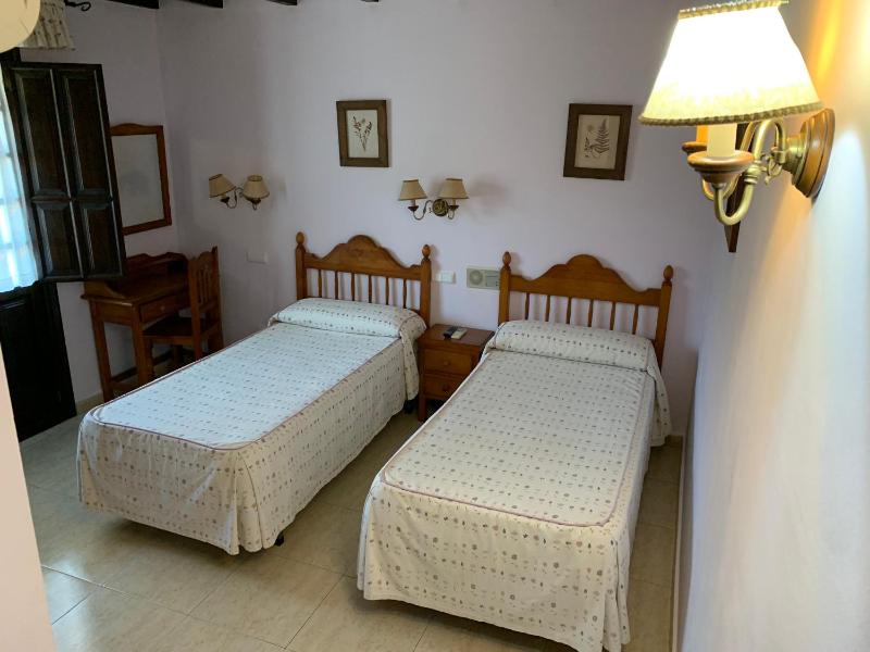 Twin Room with Private Bathroom image 2