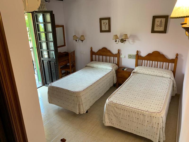 Twin Room with Private Bathroom image 3