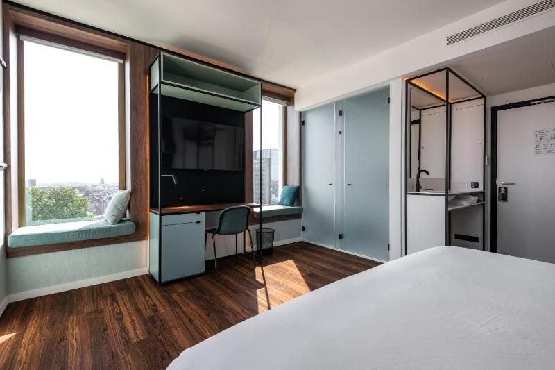 Deluxe Double Room image 3