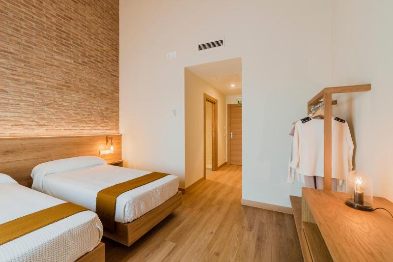 Twin Room image 2