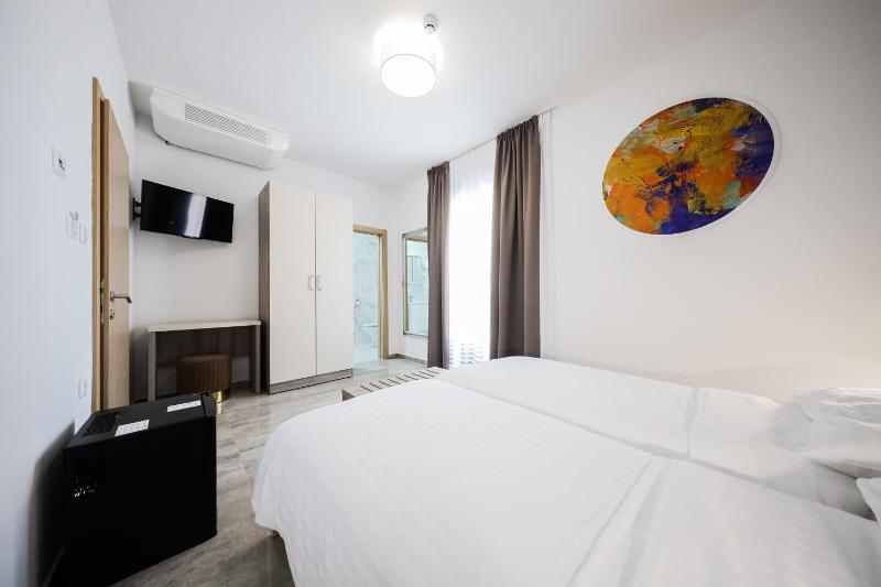 Double or Twin Room with Partial Sea View image 4