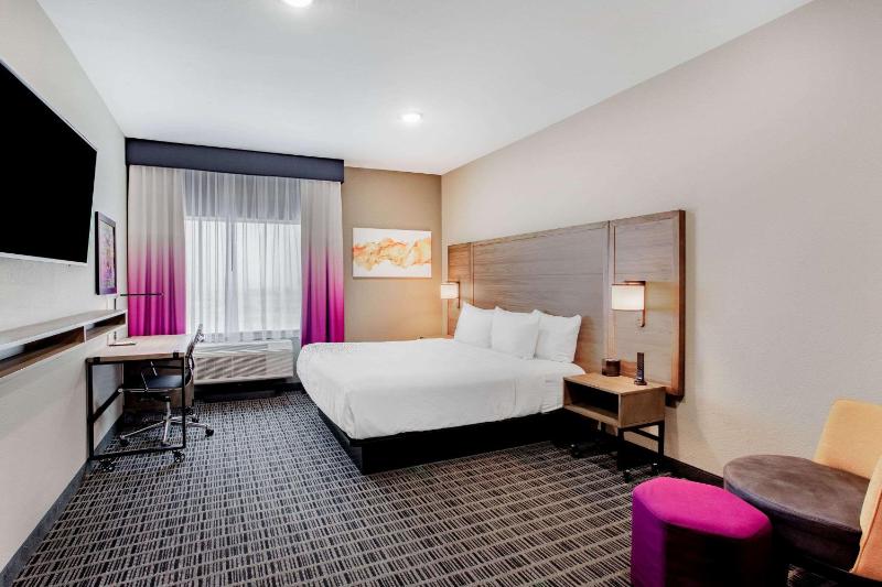 Deluxe King Room - Non-Smoking image 2