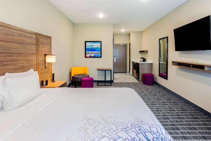 King Room with Roll-In Shower - Mobility/Hearing Accessible - Non-Smoking image 2