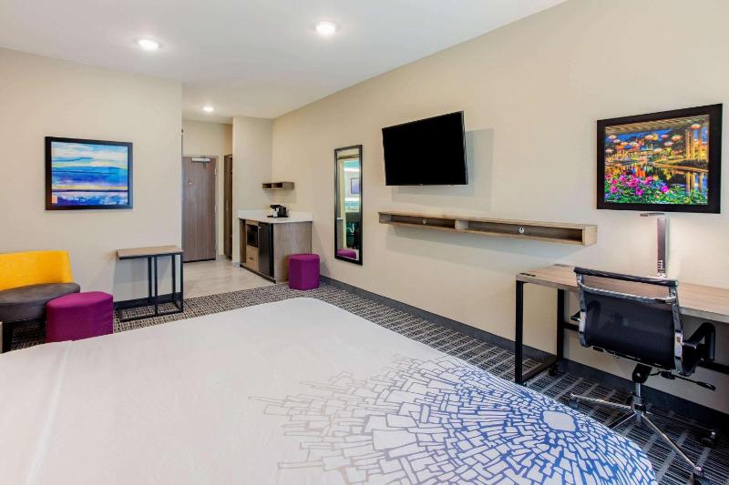 1 King Bed, Deluxe Mobility/Hearing Accessible Room, Roll-In Shower, Non-Smoking image 2