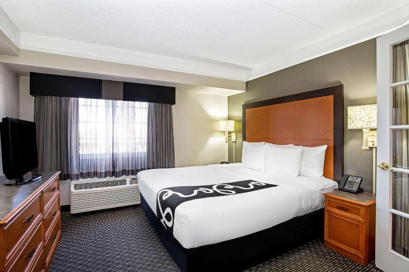 One-Bedroom King Suite - Non-Smoking image 2