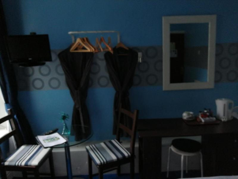 Twin Room image 3