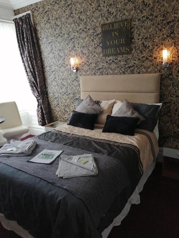 Premium Double Room image 2