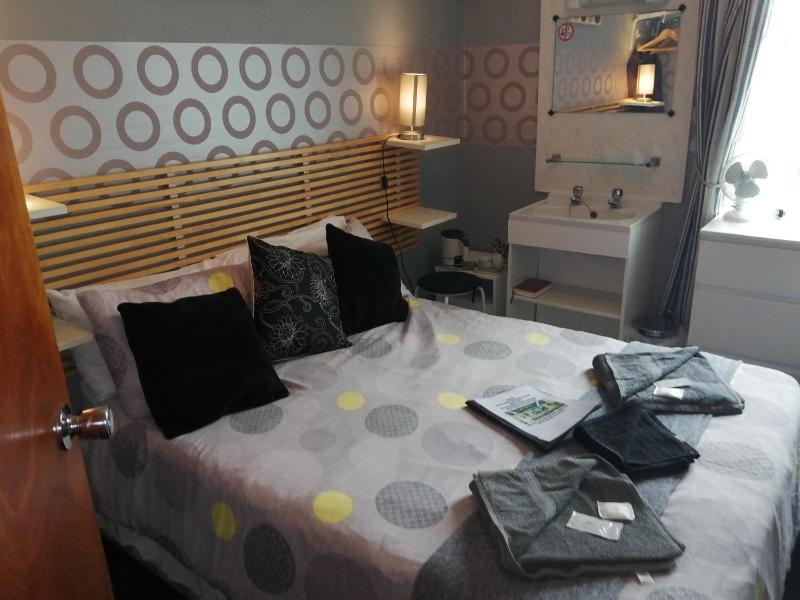 Double Room with Shared Bathroom image 2