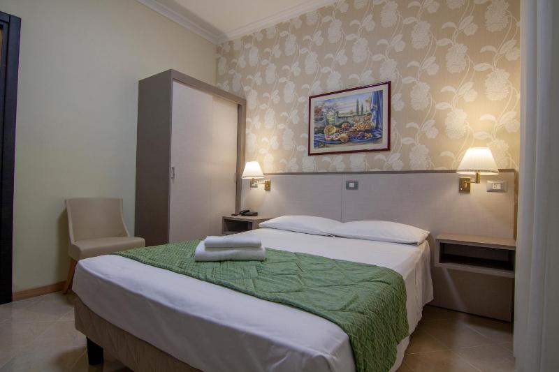 Large Single Room image 4