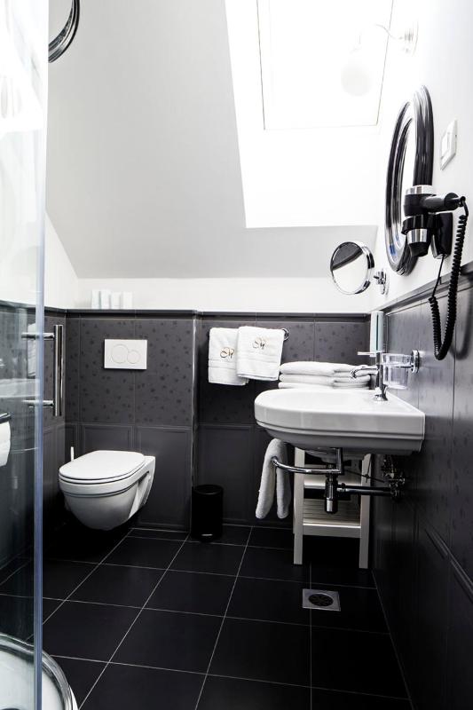 One-Bedroom Apartment image 2