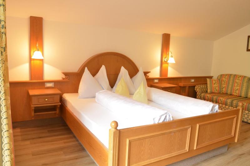 Standard Double Room image 4