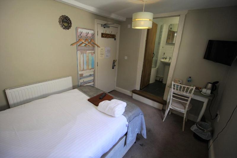 Single Ensuite Room image 4