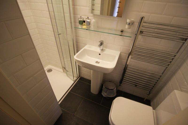 Single Ensuite Room image 2