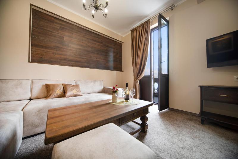 Apartment with Terrace - Free Parking image 1