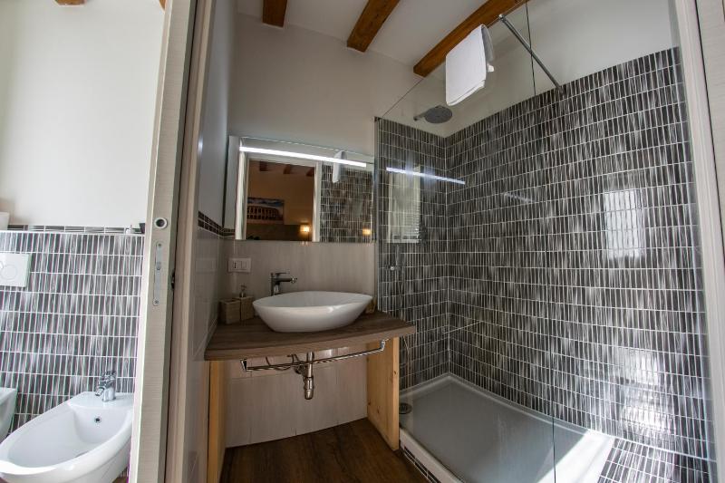 Triple Room with Private Bathroom image 3