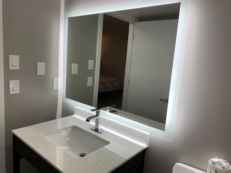 Deluxe King Room - Non-Smoking image 4