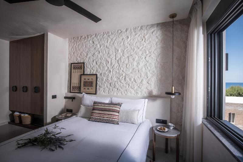 One-Bedroom House with Terrace image 1