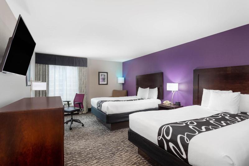 Queen Room with Two Queen Beds - Non-Smoking image 2
