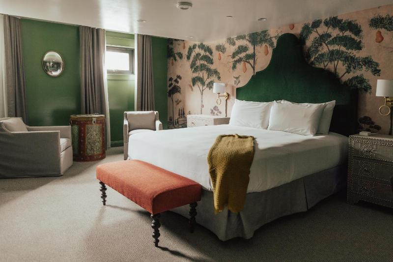 Deluxe King Room image 2