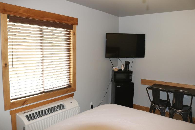 Economy Queen Room image 4