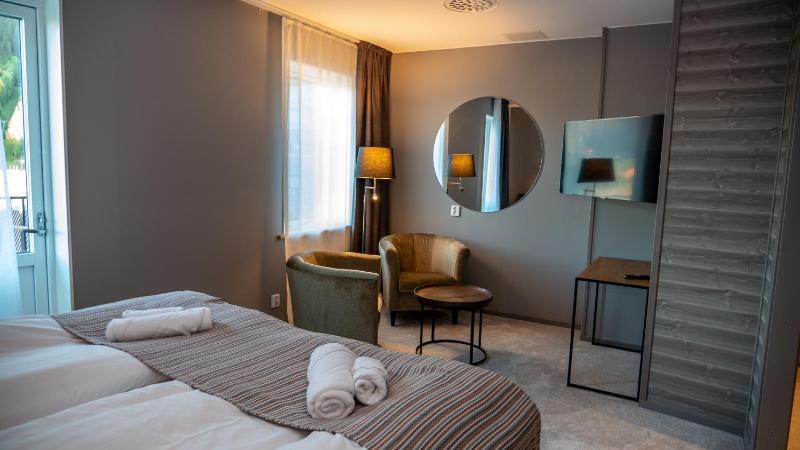 Double Room with Balcony image 3