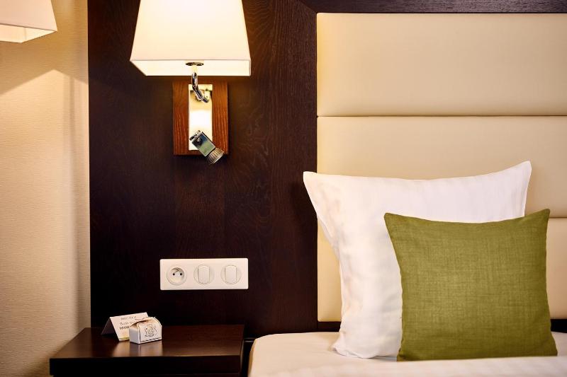 Standard Twin Room image 4