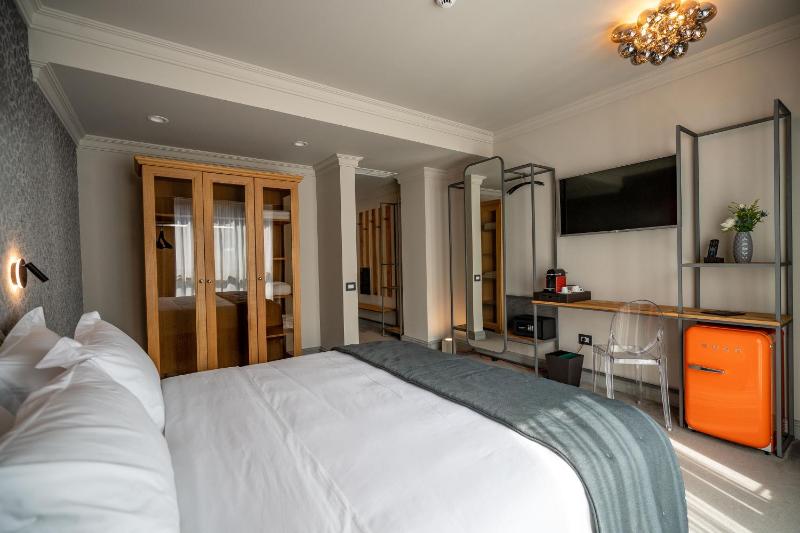 Superior King Room image 3