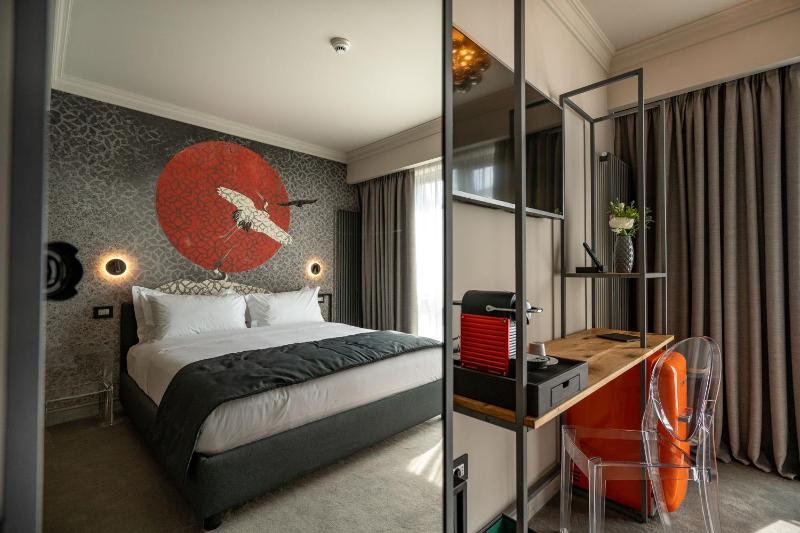 Superior King Room image 4