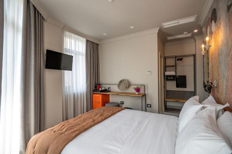 Deluxe Double Room with Balcony image 2