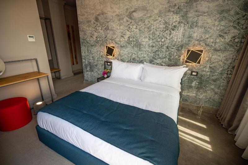 Deluxe Double Room with Balcony image 4